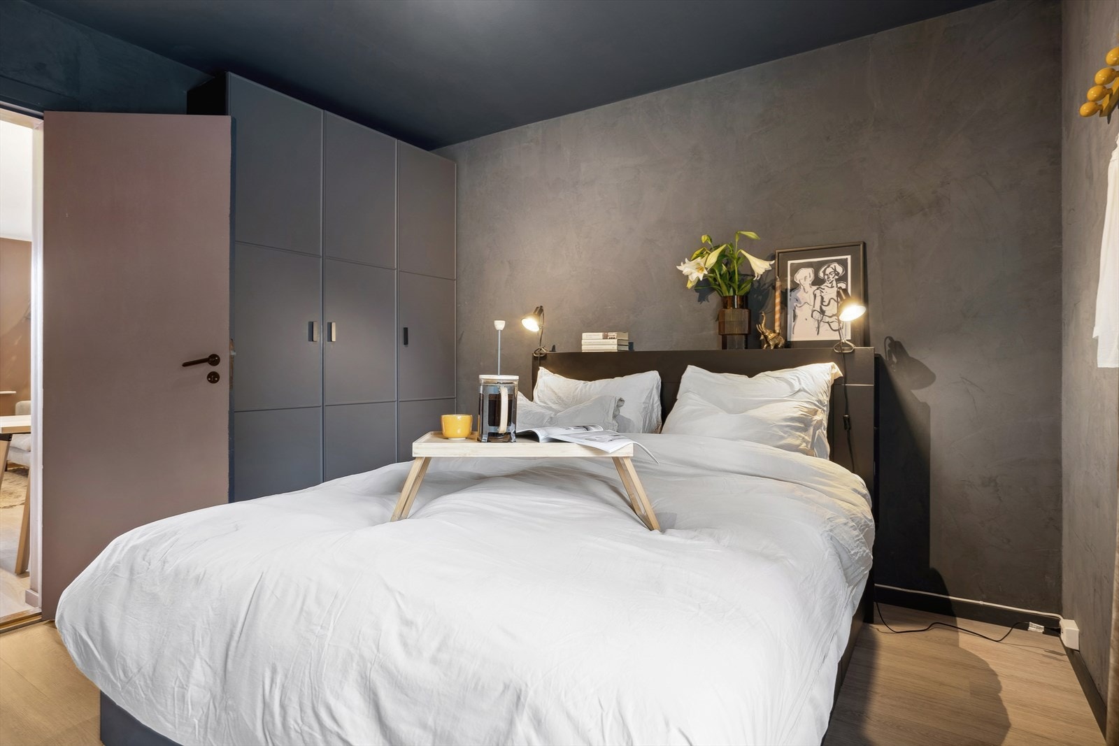 Soverommet har garderobeinnredning og en liten walk-in garderobe Galleribilde