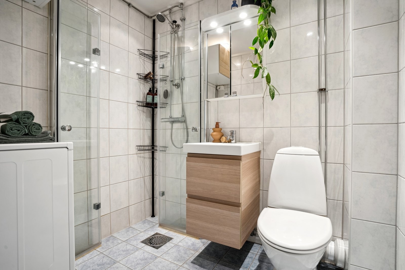 Delikat og innbydende baderom med innredning fra 2020 Galleribilde