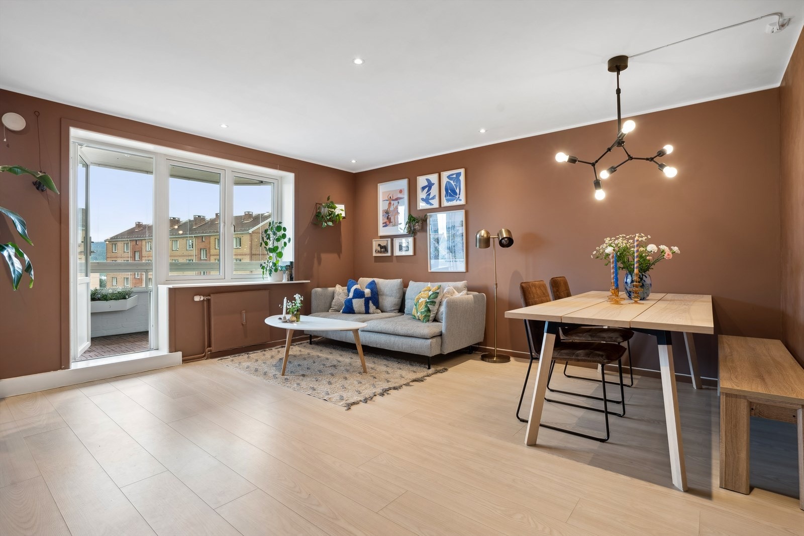 Leiligheten ble oppgradert med nye gulv og overflater i 2020 og fremstår som meget tidsriktig Galleribilde