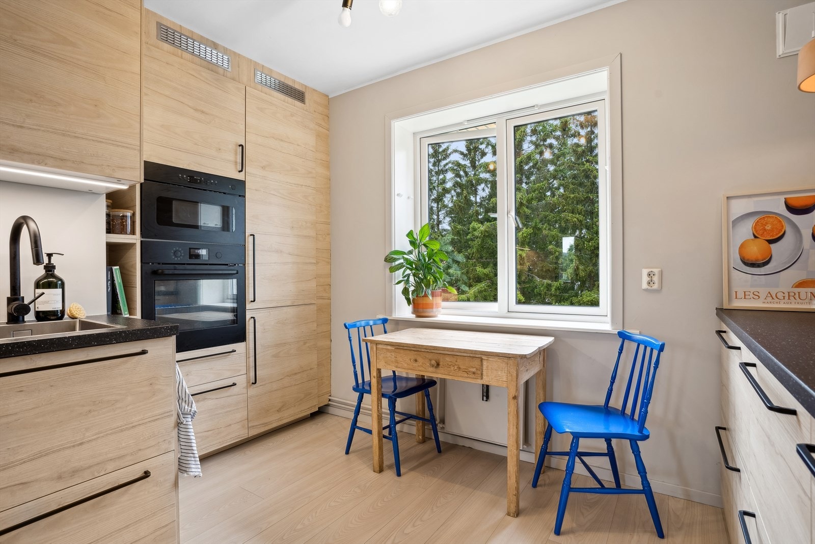 Hyggelig spiseplass på kjøkkenet, skal du samle venner eller familie er det godt med plass til en større spisestue i stuen Galleribilde