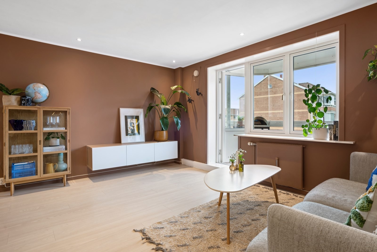 Fra stuen er det utgang til en solrik og usjenert balkong på ca. 7 kvm. Balkongen har innglassing slik at den kan åpnes og lukkes etter behov. Galleribilde