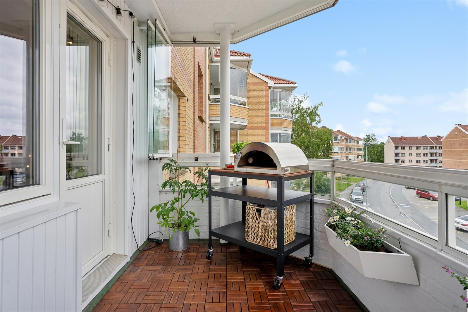 Det er gode solforhold på balkongen og hyggelig utsyn Galleribilde