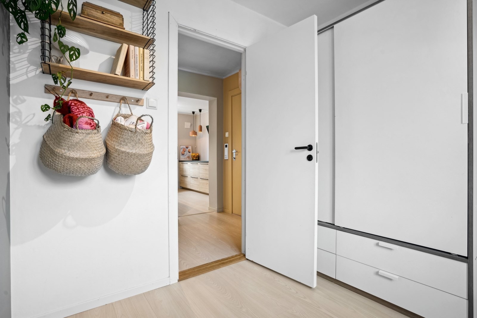 Begge soverom er innredet med garderobeskap Galleribilde