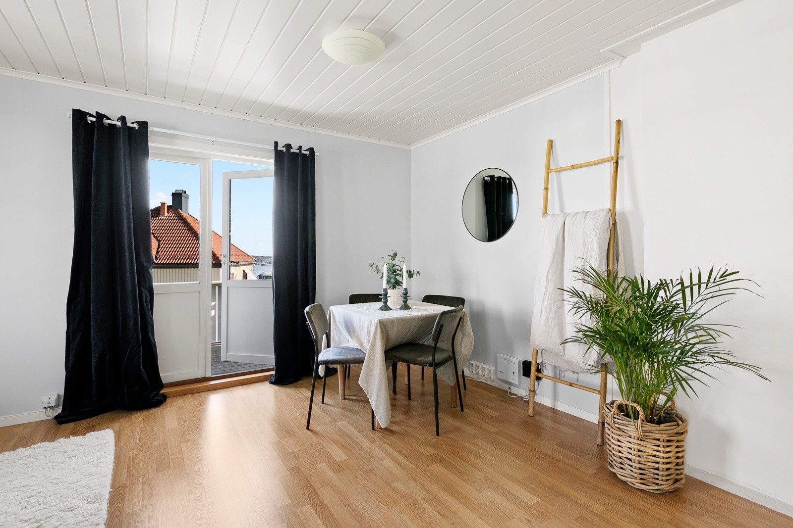 I stua er det plass til et lite spisebord. Galleribilde