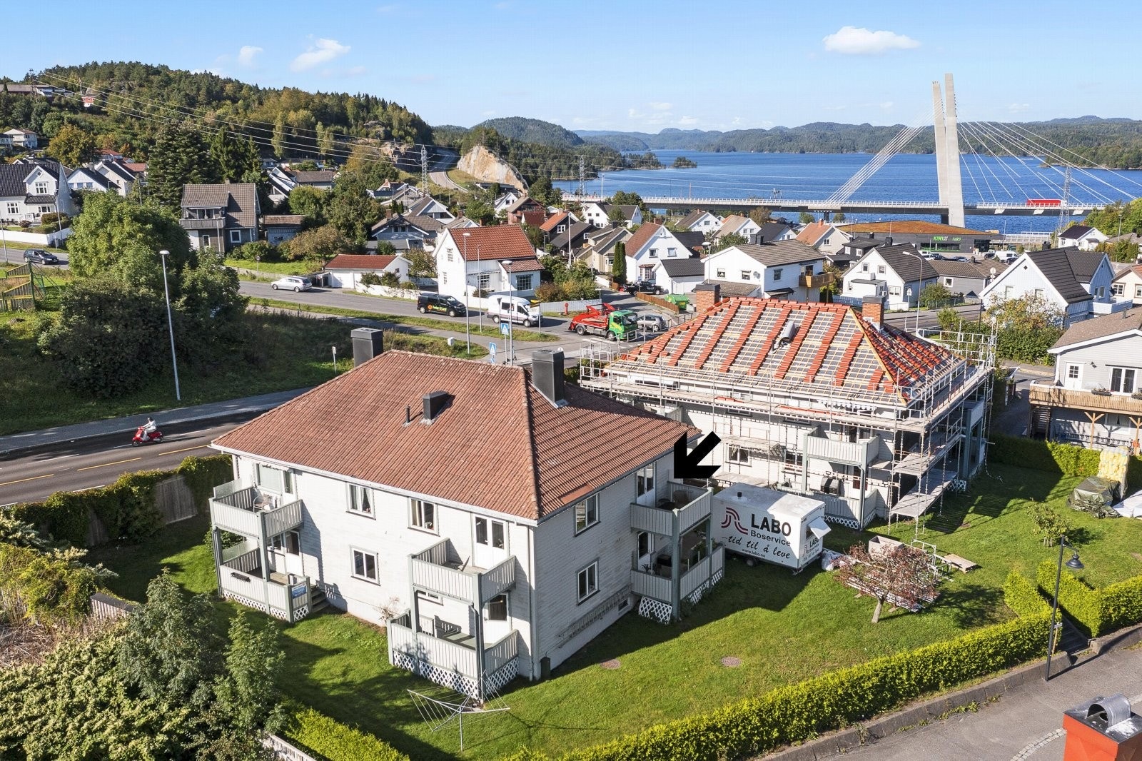 Her bor du med herlig kort vei til matbutikk, barnehage, skole, strender, turområder og mye mer. Galleribilde