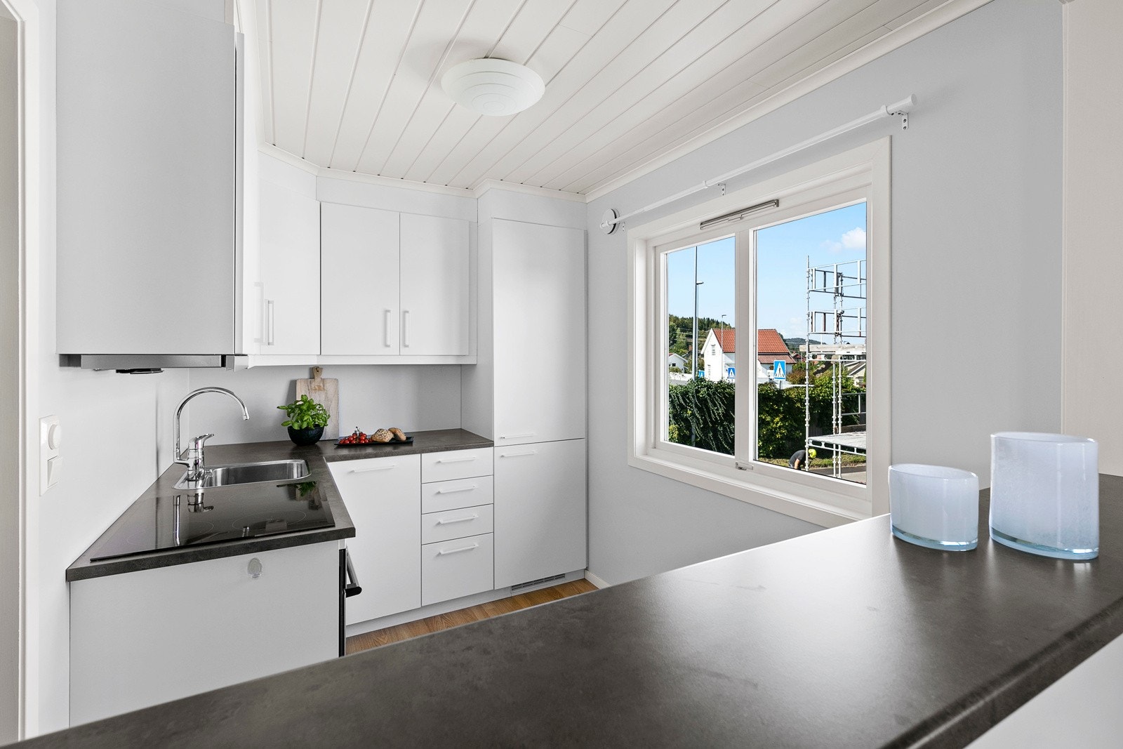 Kjøkkenet ligger i delvis åpen løsning med stua. Galleribilde
