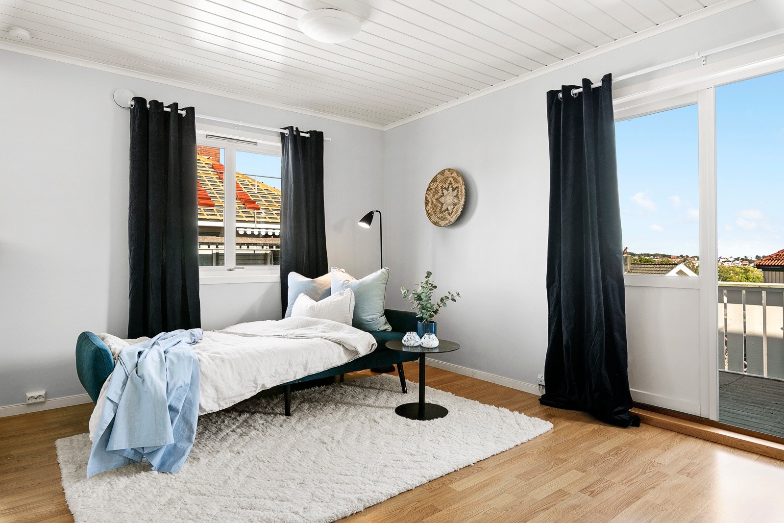 Her er det praktisk med en sovesofa som enkelt gjøres om til seng på kvelden. Galleribilde