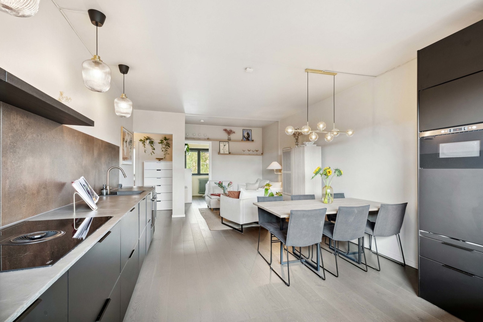 Gjennomgående leilighet som gir lysinnslipp i alle rom Galleribilde