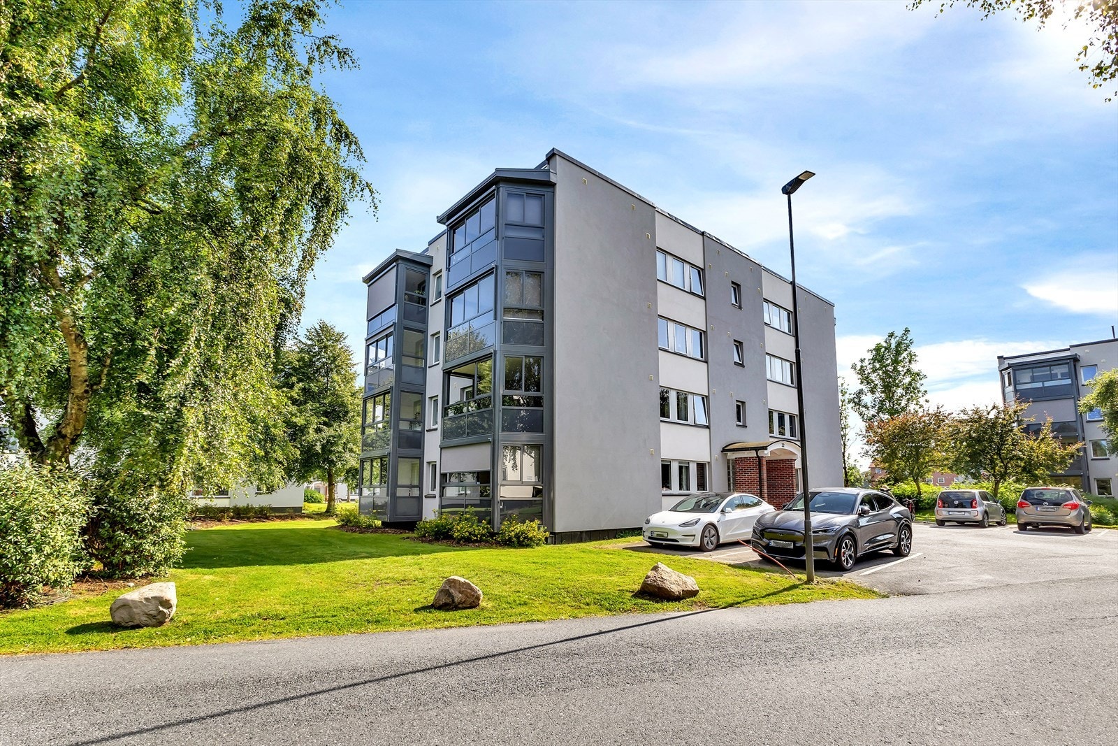 Asfaltert gårdsplass og parkeringsplass. Galleribilde
