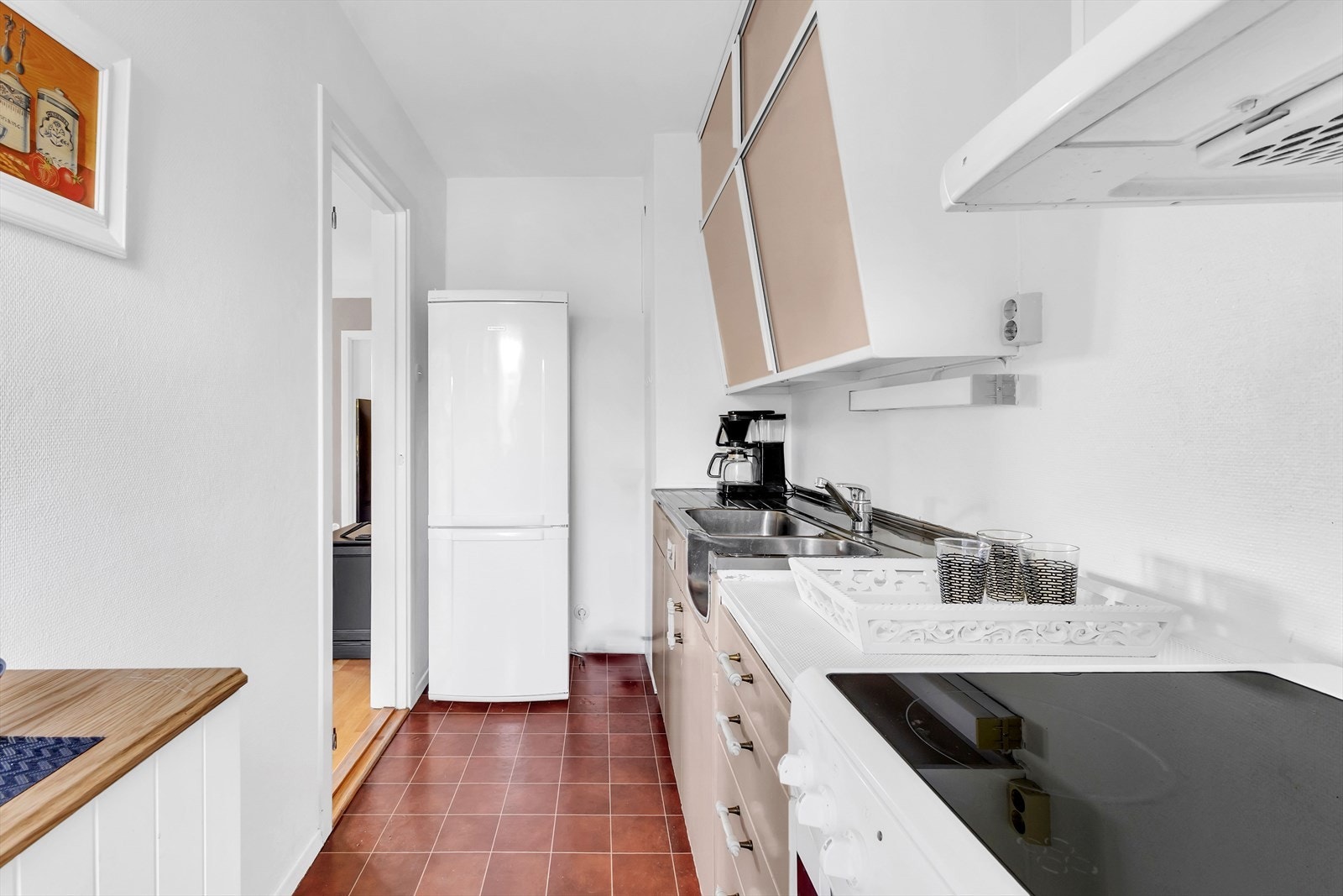 Den originale innrednignen er godt ivaretatt og har malte, slette fronter og benkeplate i rustfritt stål. Galleribilde