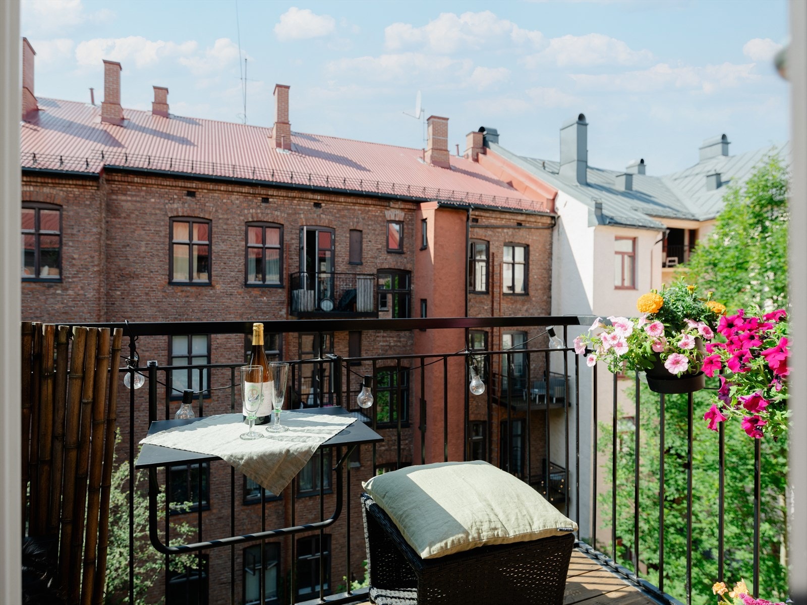 Balkongen har en skjermet beliggenhet, vendt inn mot borettslagets hyggelige og rolige bakgård. Galleribilde