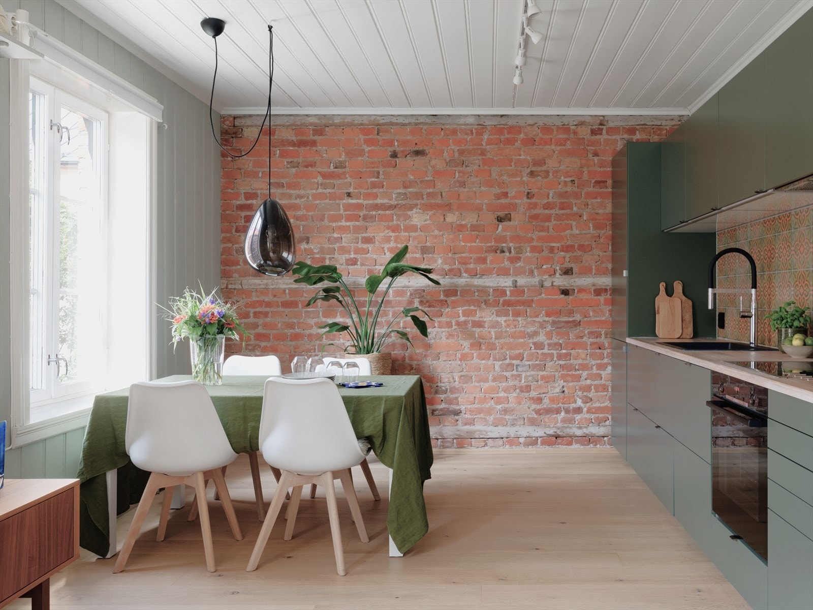 Velkommen til populære Ulvehiet og en innbydende 3-roms toppleilighet hvor det moderne og klassiske møtes i skjønn harmoni. Galleribilde
