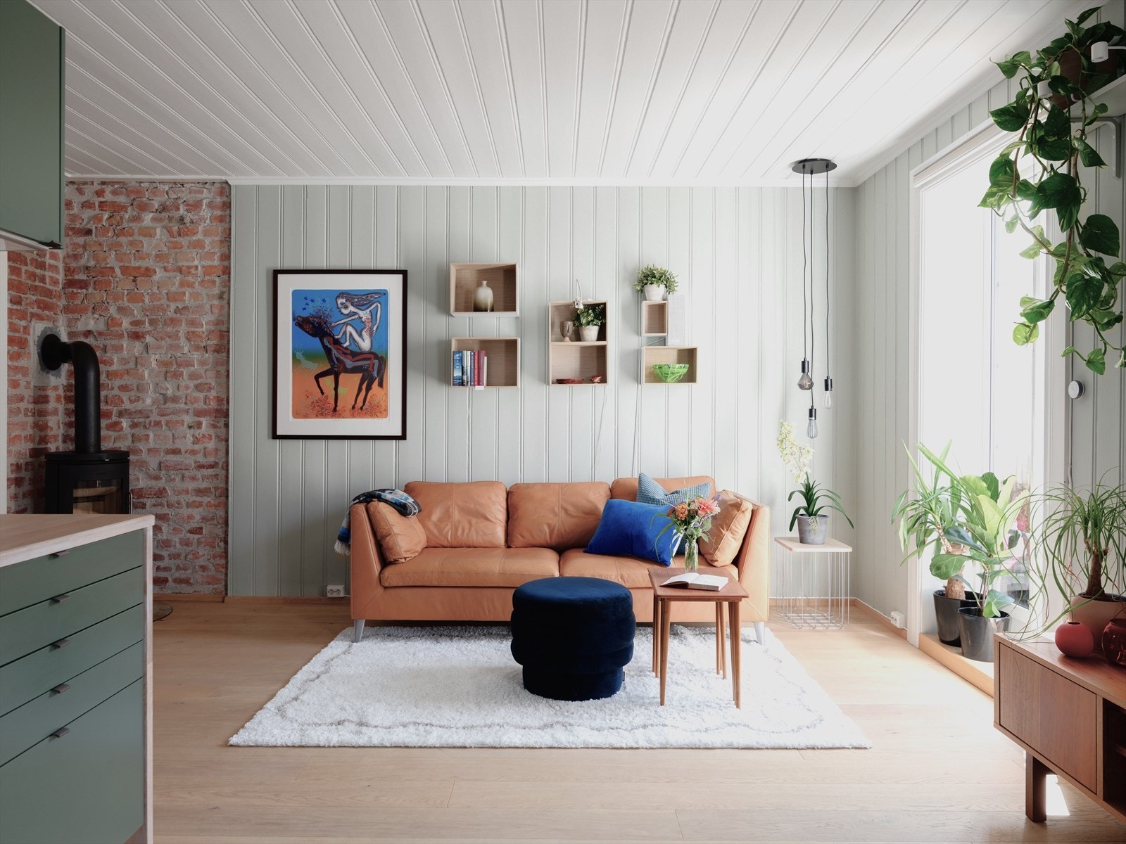 Vegger malt i en moderne fargepalett og 1- stavs eikeparkett på gulv. Galleribilde