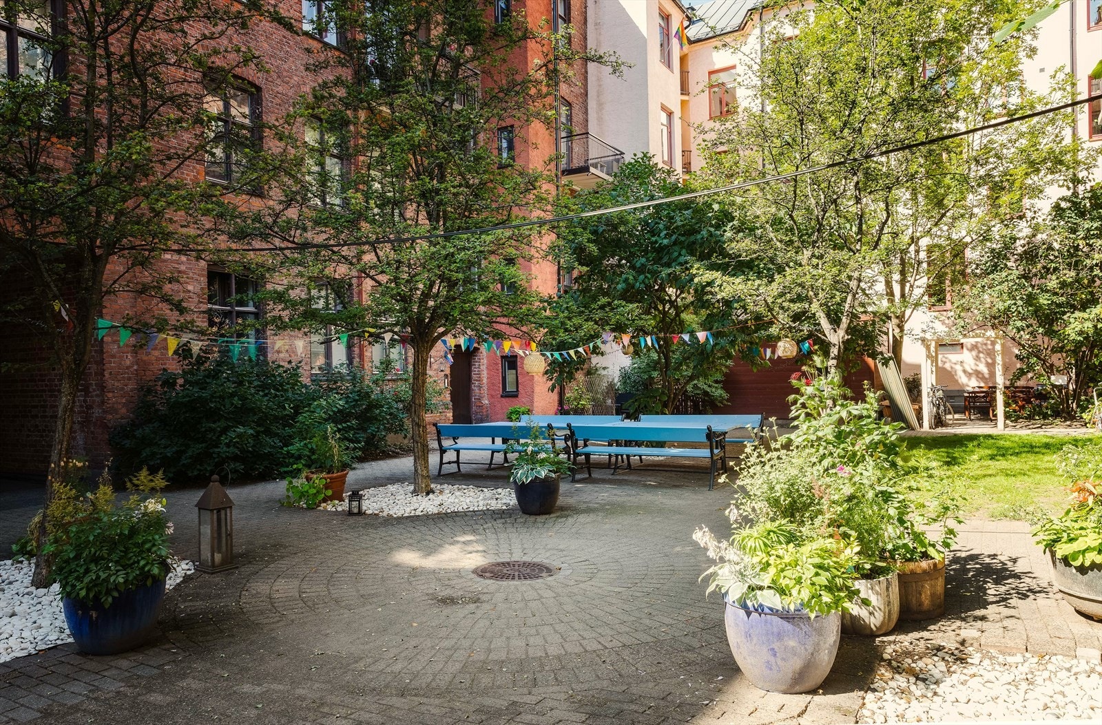 Borettslaget har hyggelige fellesområder med sittegrupper, diverse beplantning og stenbelagte internveier. Galleribilde
