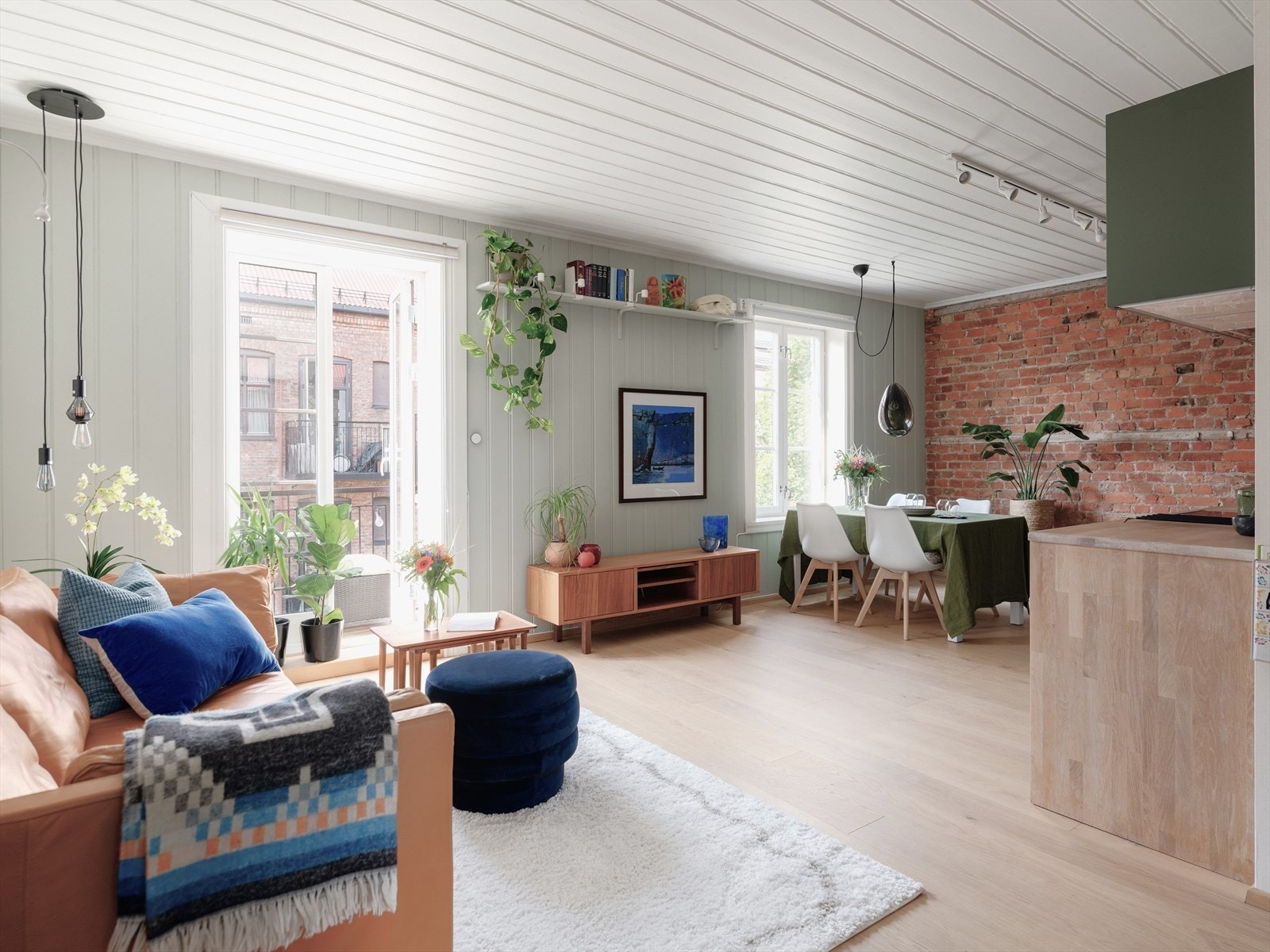 Fløydør til balkong fra 2016. Leilighetens topplassering gir godt med naturlig lysinnslipp. Galleribilde