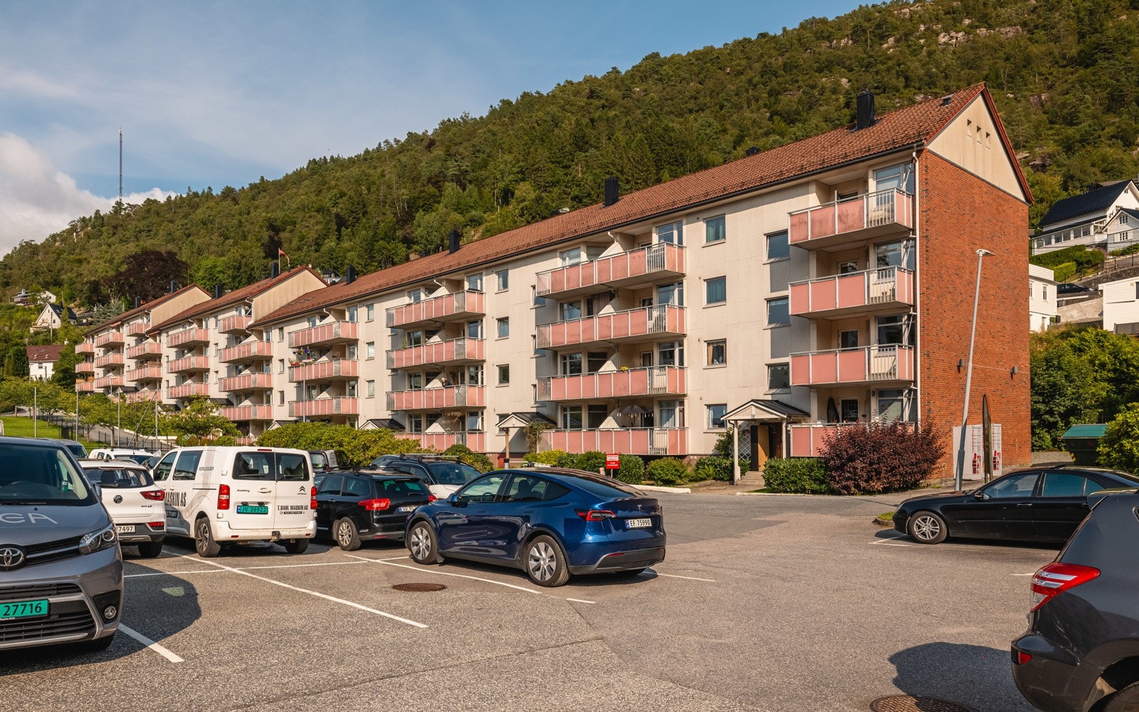 Borettslaget deler parkeringsplass med Eliasmarken 1. Parkeringsplassen har ca. 97 oppmerkede parkeringsplasser. Parkeringsplassen kan kun benyttes av beboere i Eliasmarken eller deres gjester. Galleribilde