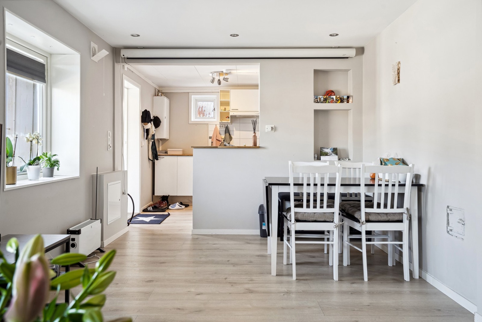 Delvis åpen stue/kjøkken, fin løsning med god plass til spisegruppe i forlengelse av kjøkken Galleribilde