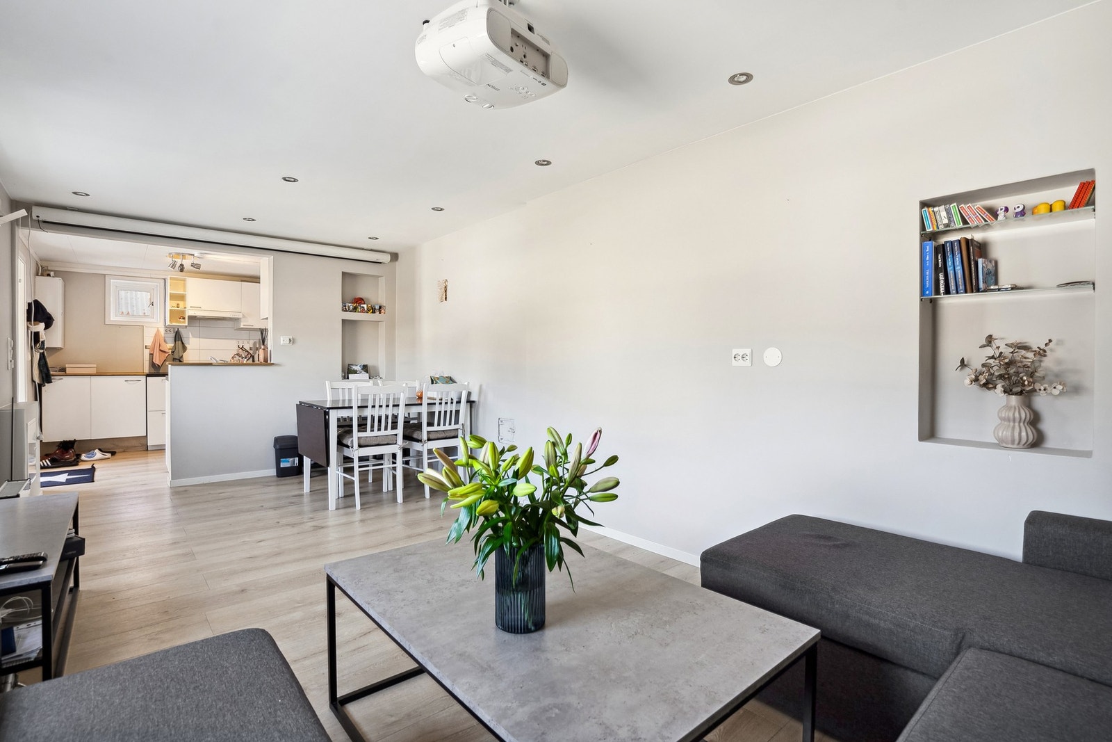 Leiligheten fremstår med god standard- Legg merke til downlights i tak Galleribilde