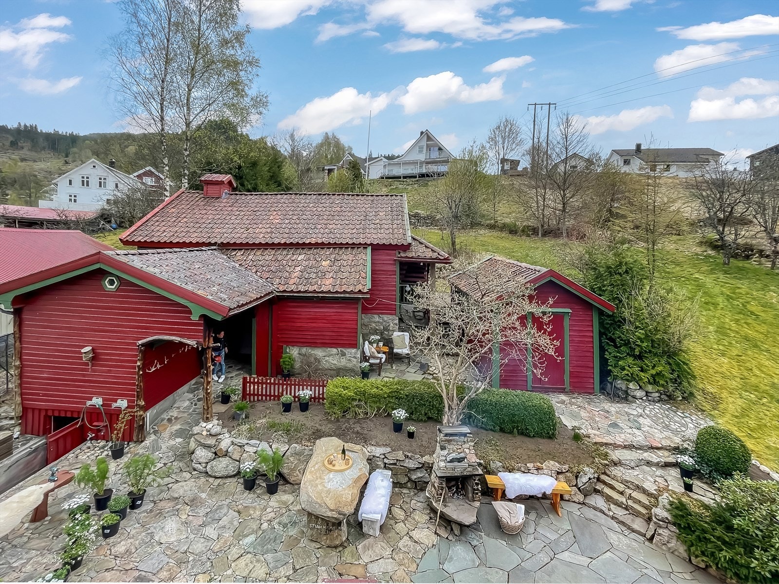 Mellom boligen og den gamle låven har du ditt eget lille tun. Galleribilde