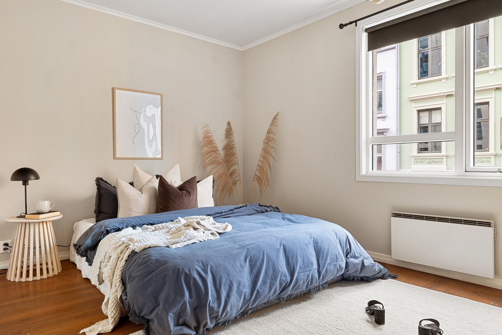 Soverom 2 er også både romslig og tiltalende og ligger i motsatt ende av hovedsoverommet. Ypperlig romløsning for studenten som vil leie ut et soverom for å begrense bokostnadene. Galleribilde