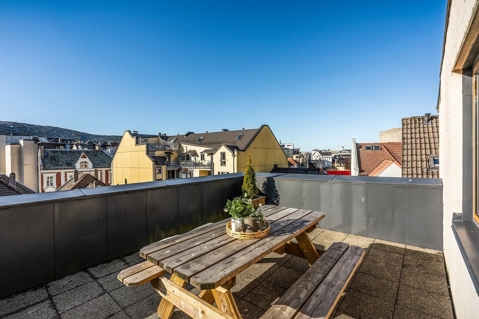 Her sitter man lunt og skjermet til på "toppen av byen" med optimale utsiktsforhold. Galleribilde