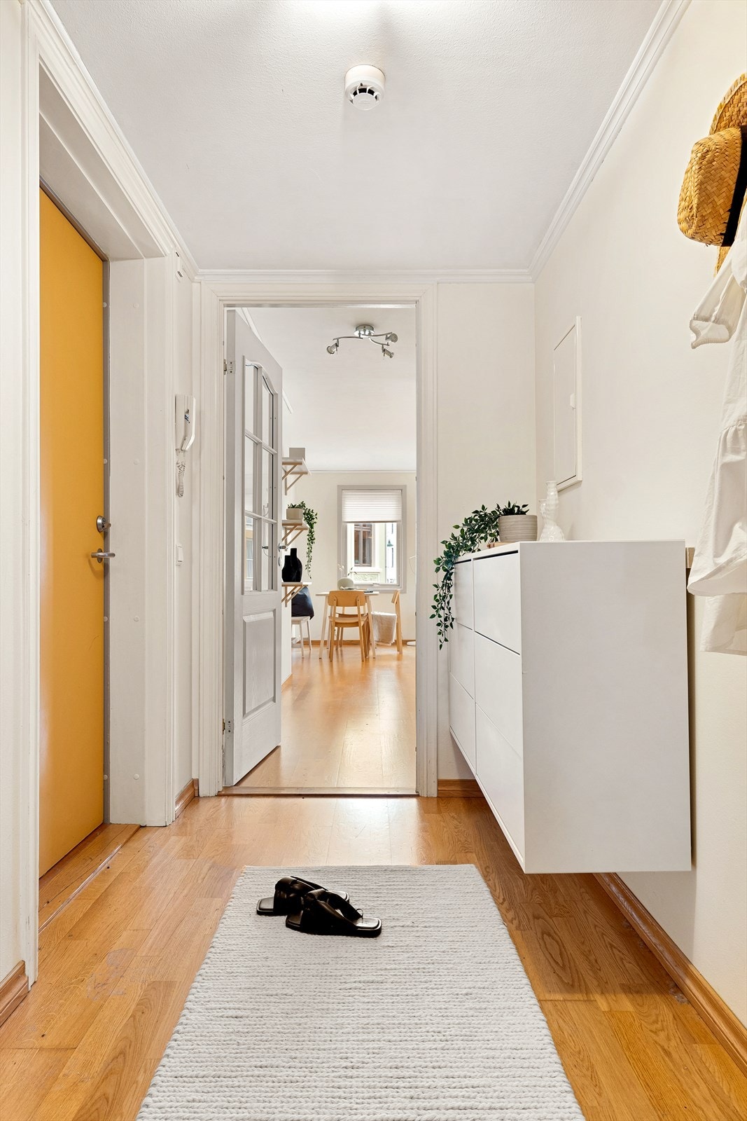 Velkommen inn! En langstrakt gang ønsker deg velkommen hjem. Det er heisadkomst til døren. Galleribilde