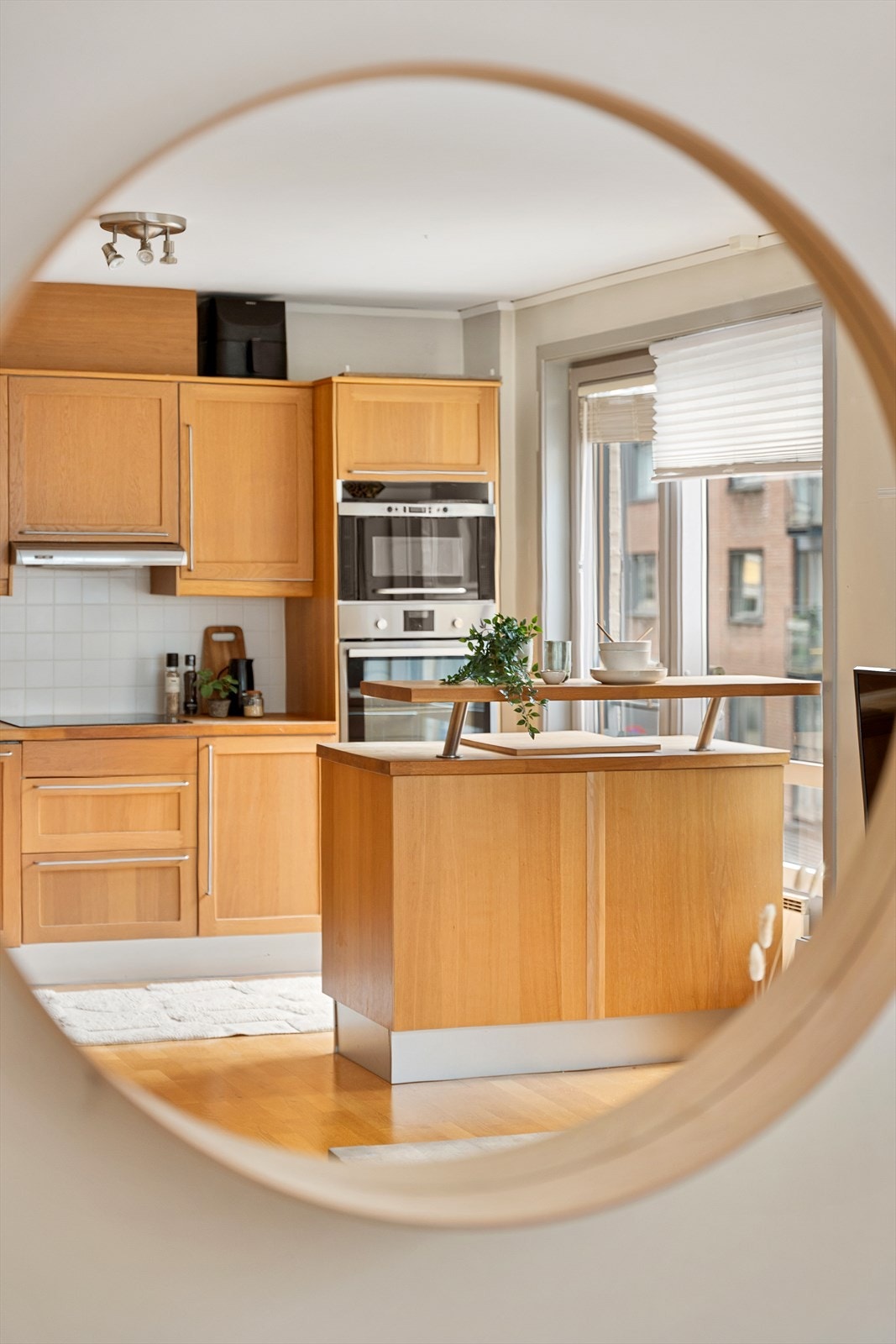 Detaljer stue/kjøkken. Hvem har vel ikke alltid ønsket seg et kjøkken med øy? Galleribilde