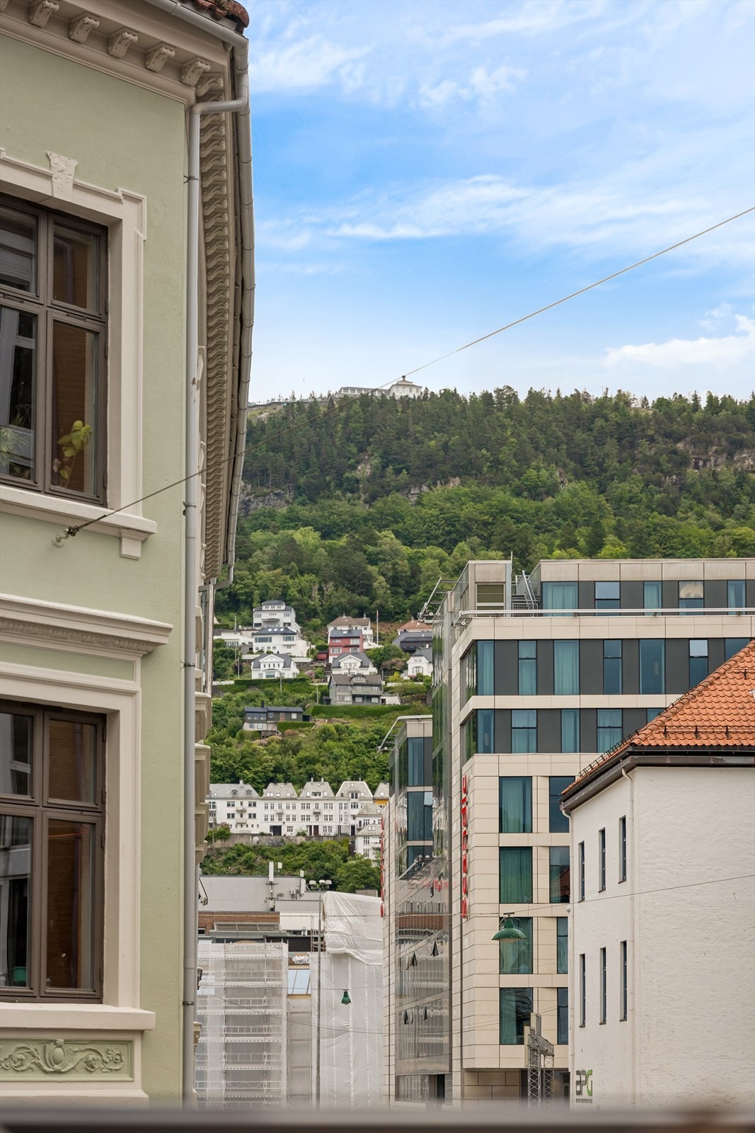 Utsikt til toppen av Fløyen fra stuevinduet. Galleribilde