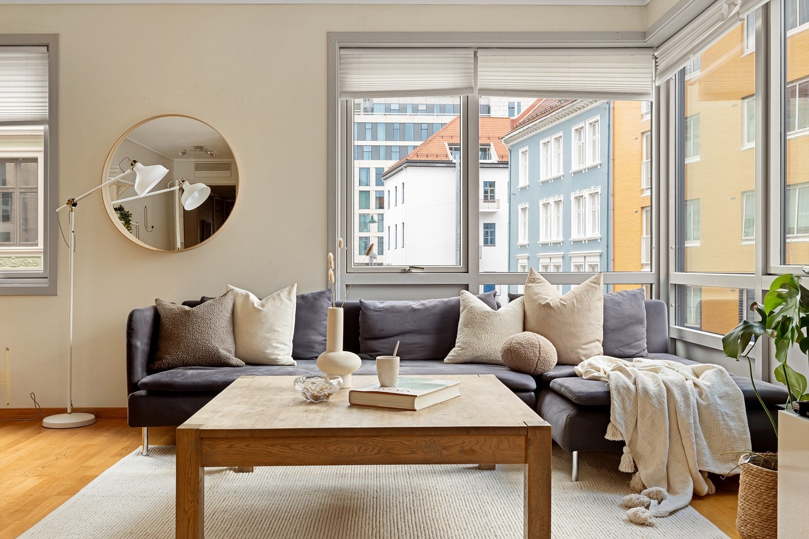 Romslig stue med masse lysinnslipp og god romløsning. Galleribilde