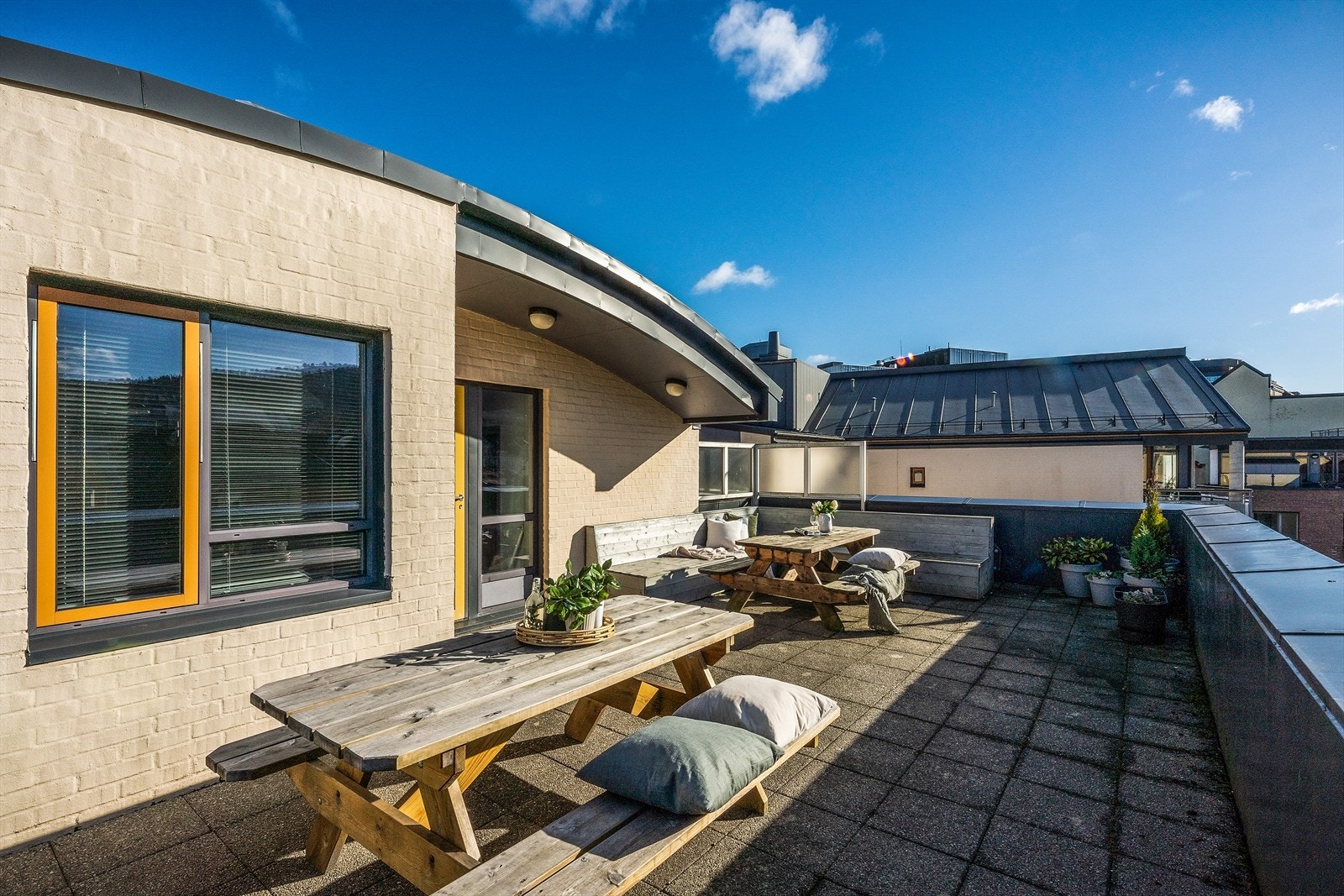 Det er felles takterrasse i borettslaget. Her kan man nyte meget gode sol- og utsiktsforhold. Galleribilde