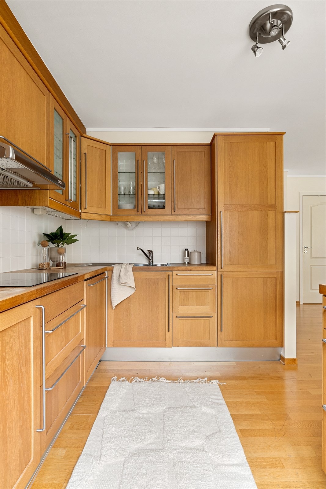 Tidløse, profilerte kjøkkenfronter og heltre benkeplate gir et stilrent inntrykk Galleribilde