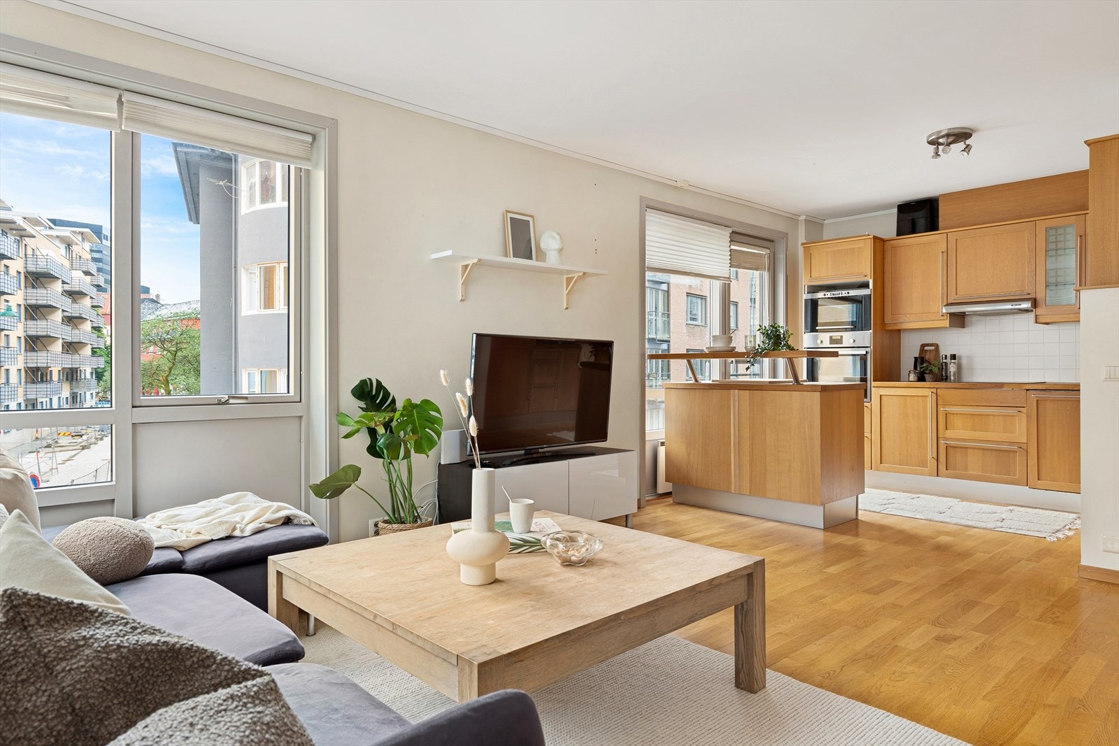 Velkommen til Daniel Hansens Gate 5B og en romslig og pen 3-roms leilighet fra 1999, midt i smørøyet av Bergen Sentrum. Galleribilde