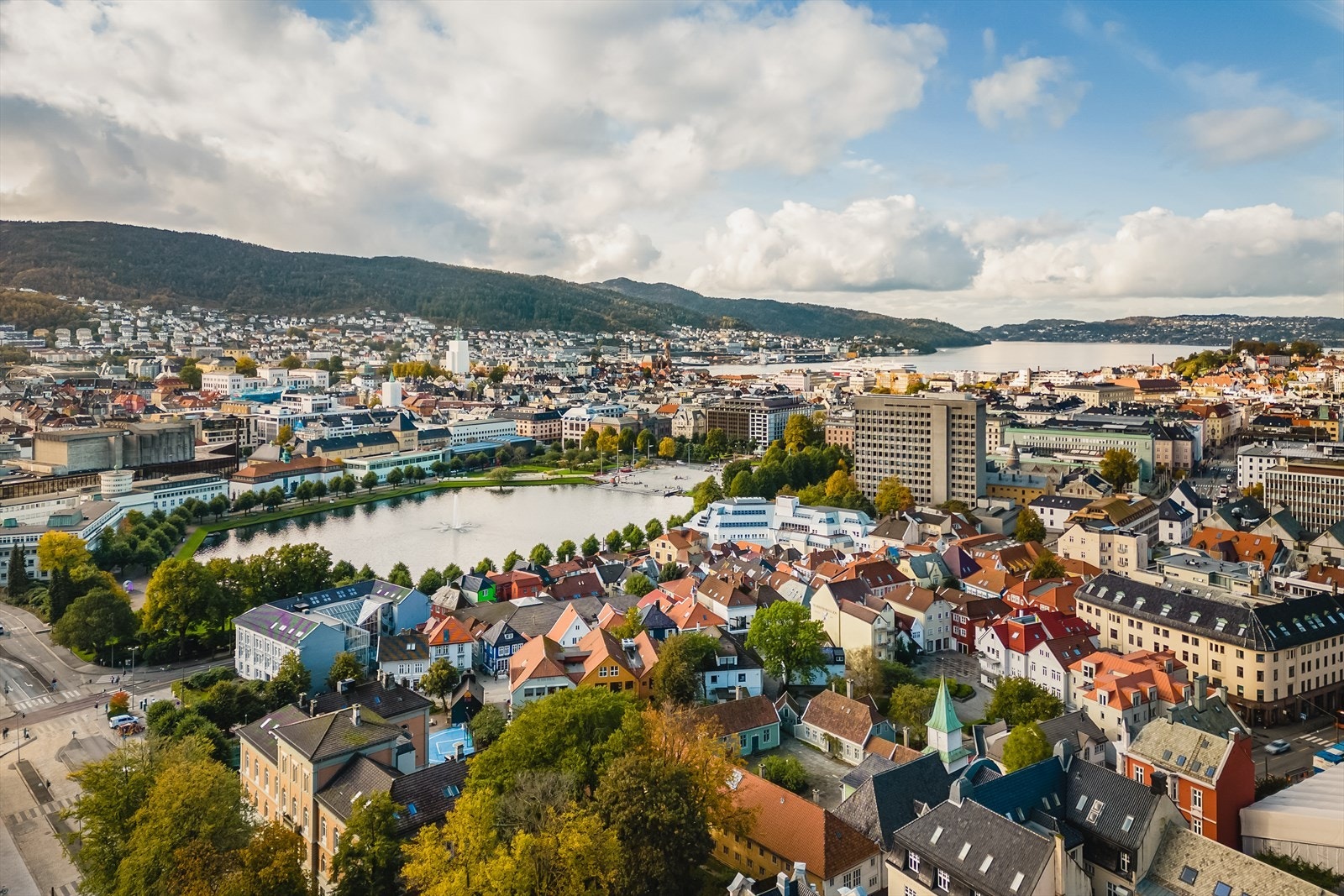 Lille Lungegårdsvann, Torgallmenningen, festplassen, studieinstitusjoner, restauranter, kafeer og barer - her har man alt innenfor kun kort gange. Galleribilde