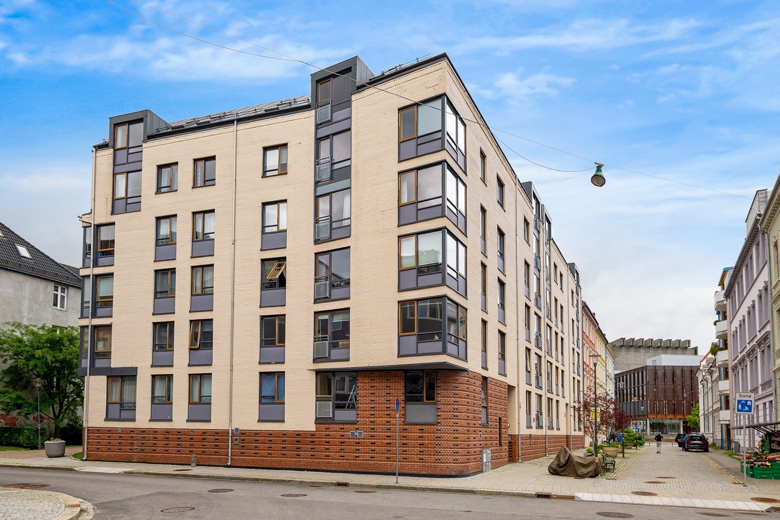 Daniel Hansens Gate ligger meget sentralt i bykjernen, uten å være påvirket av byens pulserende liv. Herfra kan du spasere til absolutt alt i sentrum. Galleribilde