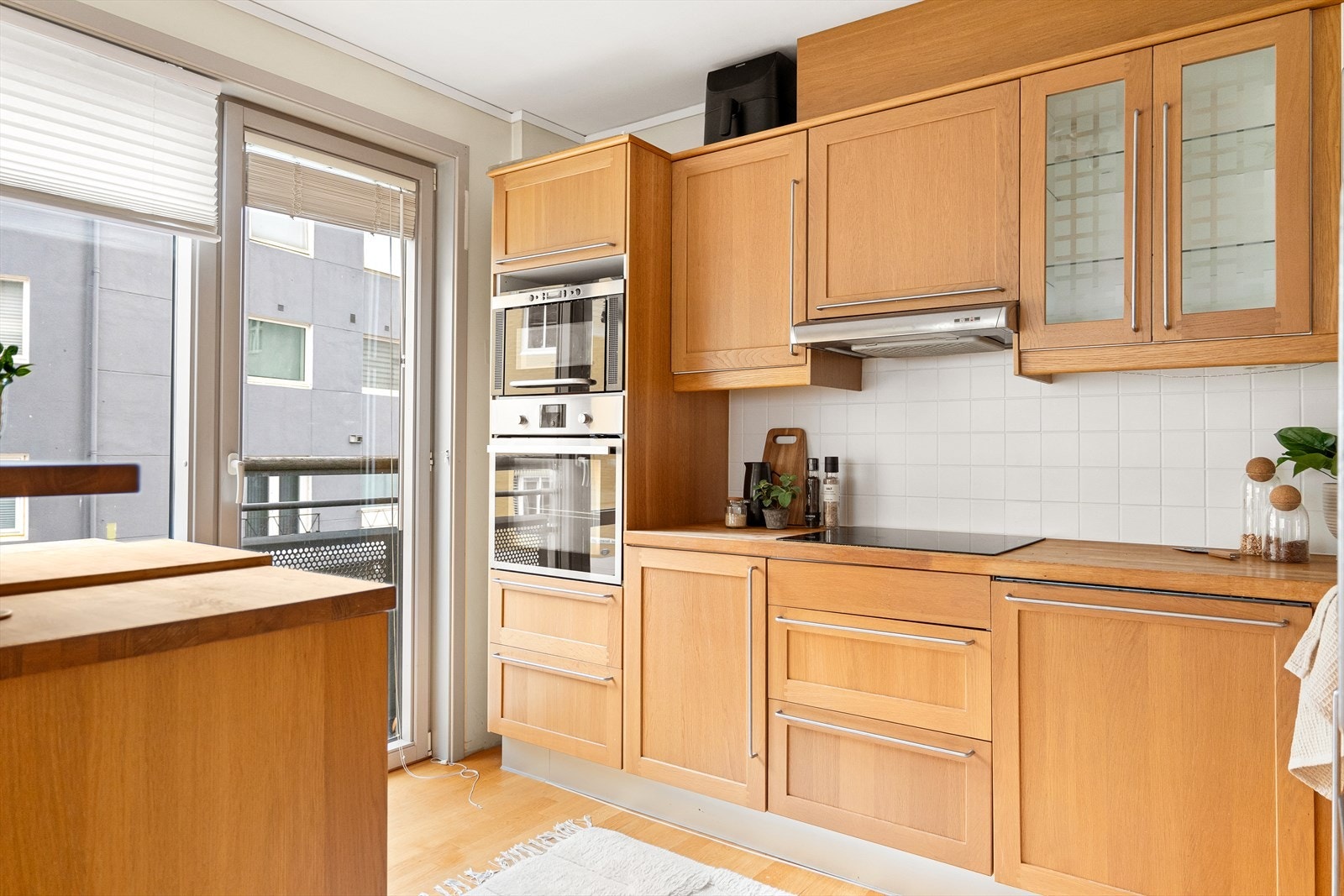 Godt med både skap-, skuffe- og benkeplass. Fliser over benkeplaten skjermer for vannsprut og matsmuss. Galleribilde