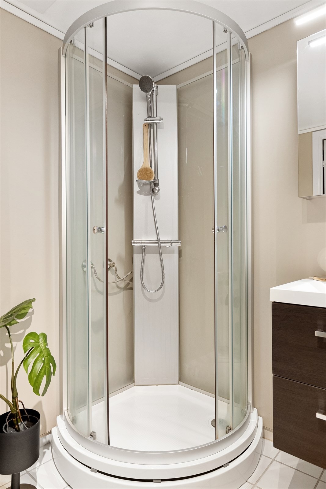 Dusjkabinettet skjermer overflatene for vann og fukt og gir med det overflatene lengre levetid. Galleribilde