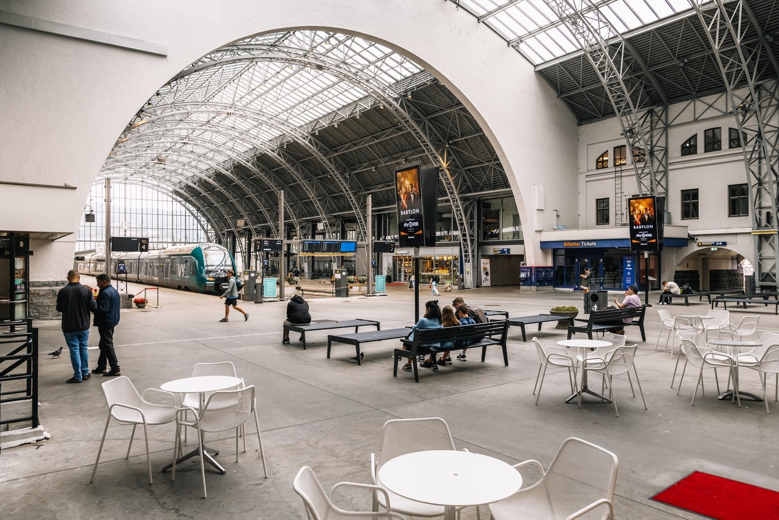 Togstasjonen ligger også like i nærheten og tar deg trygt og enkelt både til fjells og til hovedstaden. Galleribilde