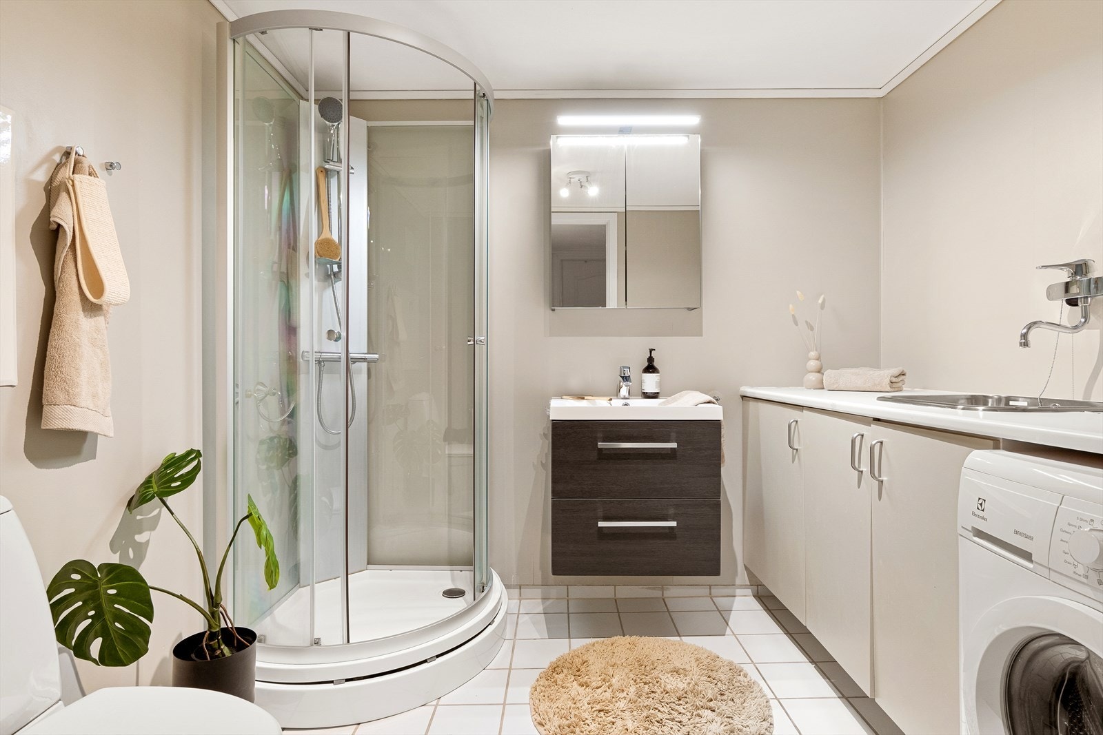 Romslig baderom med varmekabler på gulv og våtromsplater på vegger. Galleribilde