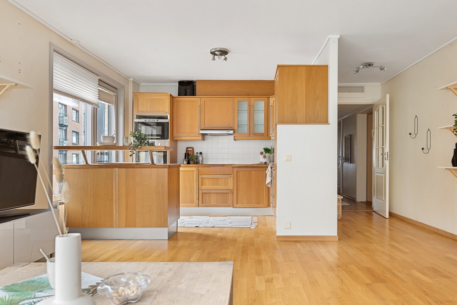 Oppholdsrommet er både romslig, moderne og sosialt. Her kan man underholde gjestene samtidig som man tilbereder middagen. Galleribilde