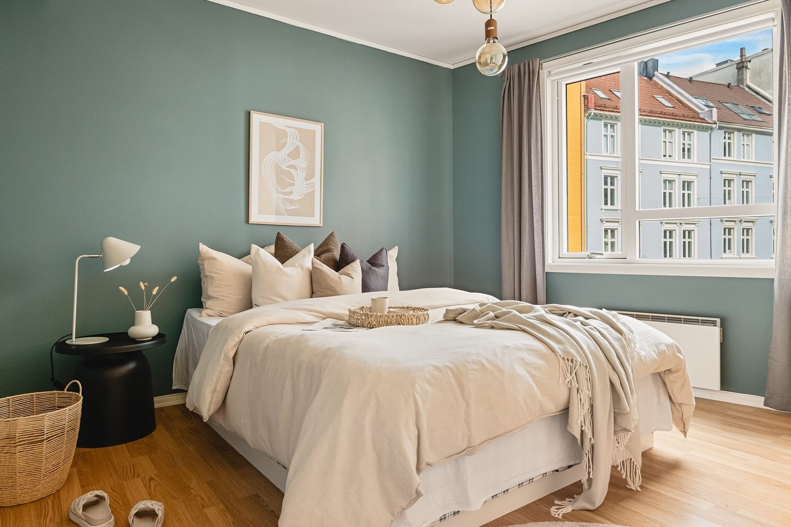 De er to soverom i leiligheten. Begge soverommene er spesielt romslig med god plass til dobbeltseng av ønsket størrelse og tilhørende nattbord. Galleribilde