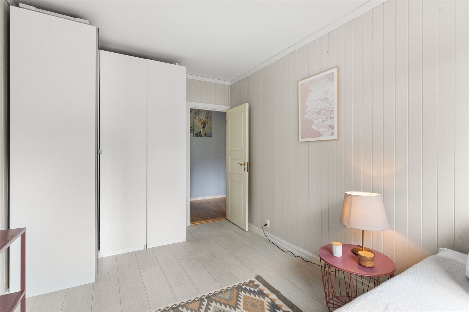 Rommet har god plass til ønsket garderobeløsning Galleribilde