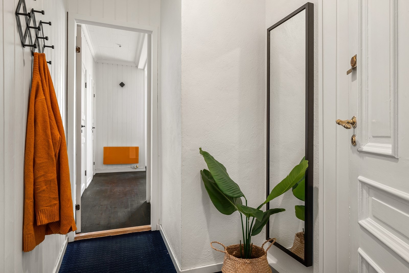 Inngangsparti med løsning for yttertøy. Galleribilde