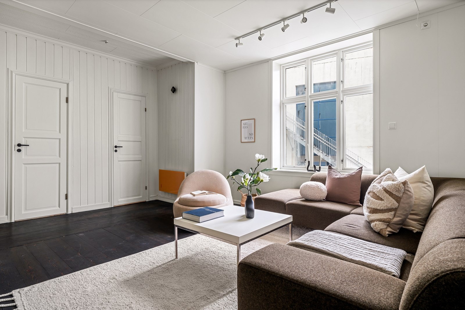 Stue sett mot soverommene. Galleribilde