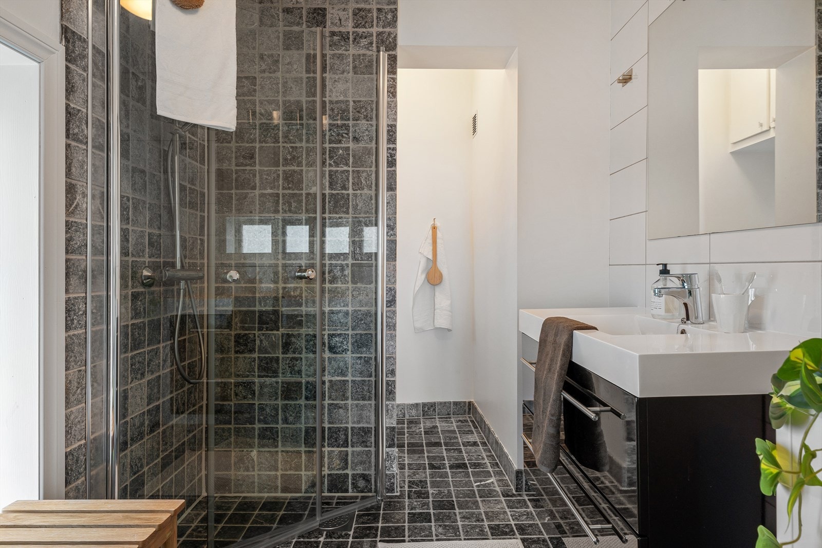 Bad fra 2010 innredet med servant med møblement, dusjdører og wc. Galleribilde