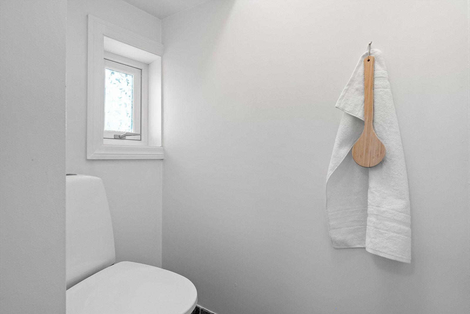 Toalett i eget innhuk innerst på badet. Galleribilde