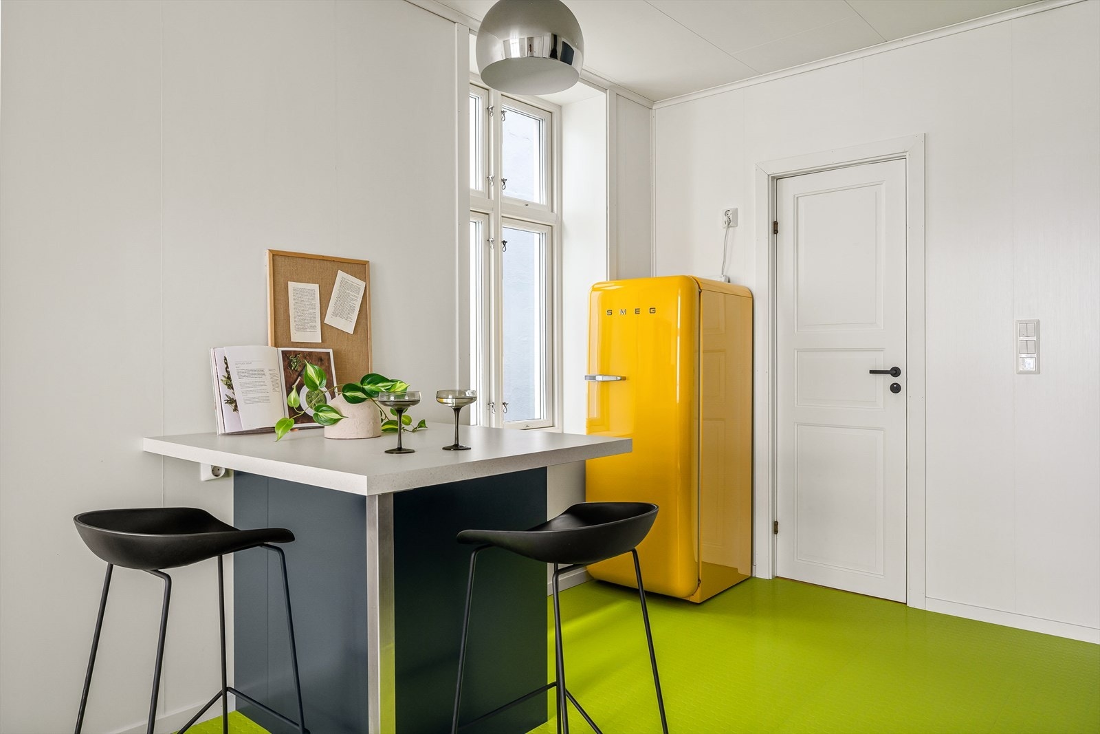 Halvøyen byr på bedre lagrings- og arbeidsplass, samt fungerer ypperlig som spiseplass. Galleribilde