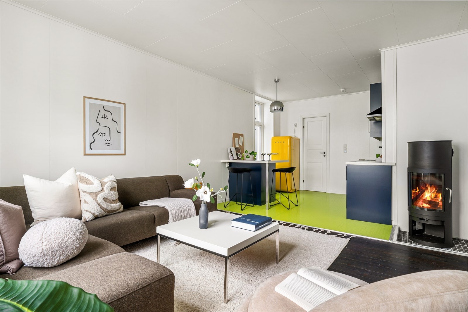 Vedovn i stue fra 2022 som byr på lun varme og god stemning vinterstid. Galleribilde