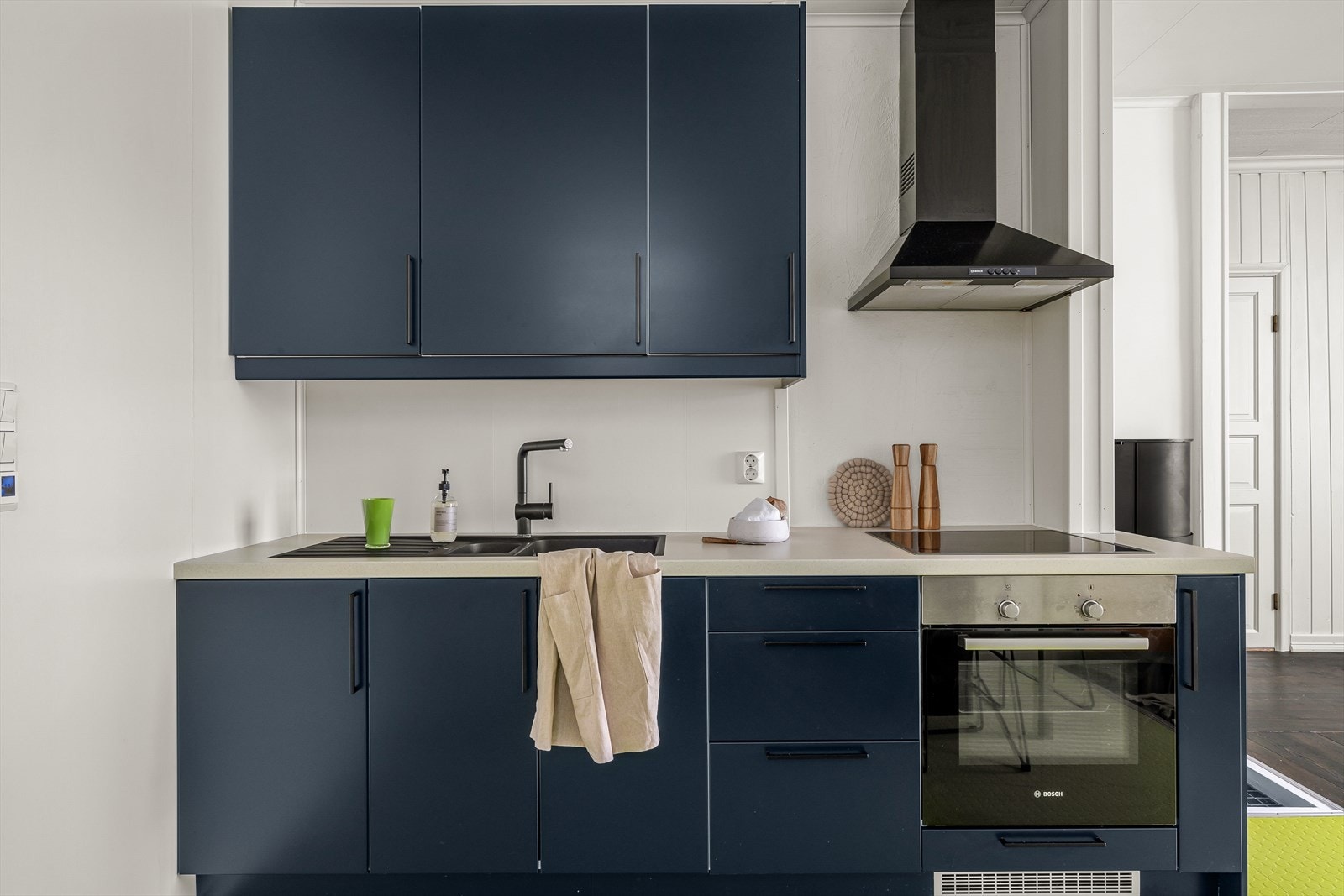 Pent kjøkken levert av epoq med overflater i mørk utførelse. Galleribilde