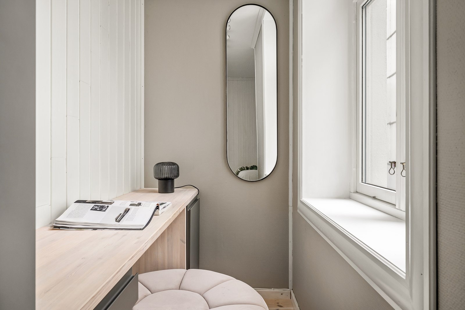 Det største soverommet har plassbygget kontorløsning. Galleribilde