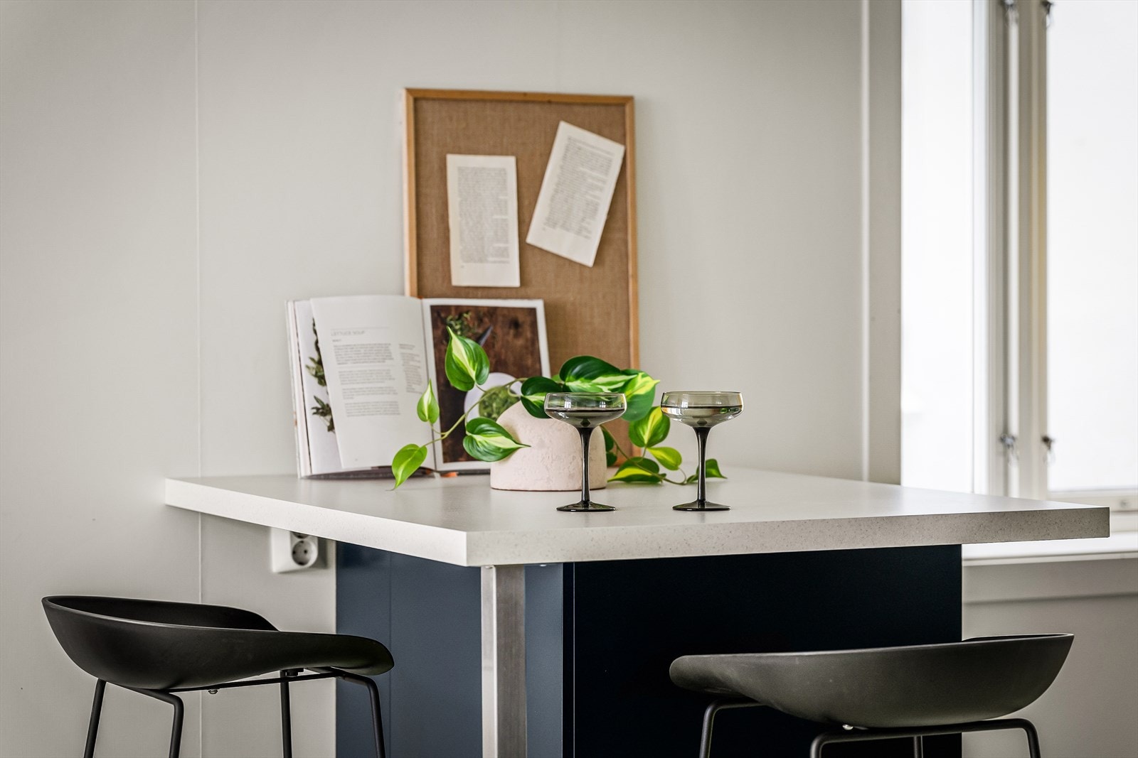 Kjøkkenet er praktisk innredet med halvøy. Galleribilde